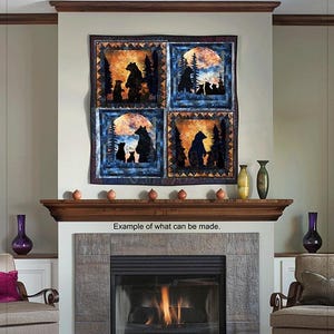 Könnte beinhalten: Ein quadratischer Wandbehang mit vier Feldern, die Silhouetten von Grizzlybären und Jungtieren vor einem nächtlichen Waldhintergrund zeigen. Der Text lautet Spindles and Quilts Grizzly 399 and Cubs Patterns. Er hängt über einem Kaminsims.