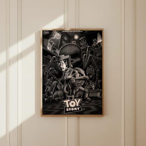 Könnte beinhalten: Ein schwarz-weißes Poster mit dem Toy Story-Logo am unteren Rand. Das Bild zeigt Woody und Buzz Lightyear in einem dunklen, unheimlichen Raum mit einer großen, schattenhaften Figur im Hintergrund, die an eine Horrorfilmszene erinnert.