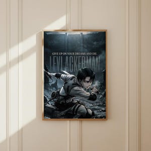 Op de afbeelding: Een rechthoekige wandposter met een anime-personage met donker haar in een gevechtsuniform, die een zwaard vasthoudt. De tekst luidt GIVE UP ON YOUR DREAMS AND DIE en LEVI ACKERMAN. De achtergrond toont een donker, verwoest landschap met hoge muren.