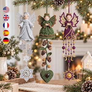 Peut inclure: Trois anges en crochet suspendus à une branche de pin. L'ange de gauche est gris clair avec des flocons de neige. L'ange central est vert avec des pommes de pin et des glands. L'ange de droite est violet avec des perles dorées et des lunes.