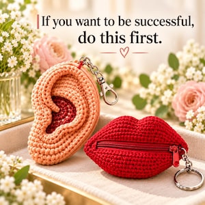 Puede incluir: Dos llaveros de ganchillo, uno con forma de oreja humana color melocotón y otro con forma de labios rojos. Ambos tienen anillas metálicas y cremalleras. El texto superior dice: If you want to be successful, do this first.
