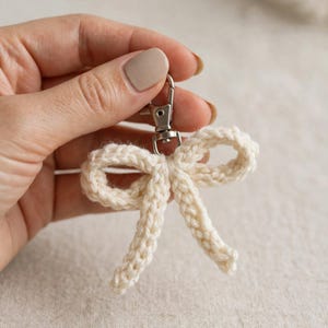 Häkelanleitung für einen Schleifen-Schlüsselanhänger, verspielter Taschenanhänger mit Schlaufenenden für Handtaschen, PDF-Download
