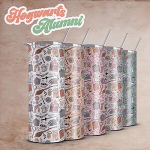 Puede incluir: Cinco vasos cilíndricos con tapas y pajitas, cada uno con un patrón repetitivo de objetos mágicos como calderos, escobas y libros. El texto "Hogwarts Alumni" aparece en una fuente retro multicolor sobre los vasos.