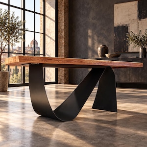 Peut inclure: Une table à manger rectangulaire dotée d'un plateau en bois brun clair à bord naturel épais avec des motifs de grain visibles. La table est soutenue par une base unique en métal noir continu qui se courbe en une forme sculpturale ondulée.