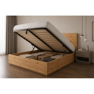 Op de afbeelding: Een opbergbed van licht hout met een omhoogklapbaar matrasframe dat een holle basis onthult met verschillende rechthoekige opbergdozen en gevouwen textiel. Het bed heeft een hoog hoofdeinde en een zwart metalen frame voor het matras.