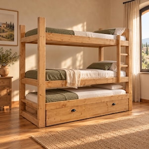 Può includere: Un letto a castello triplo realizzato in legno naturale di tonalità chiara, con tre livelli di riposo sovrapposti. Ogni livello include un materasso bianco, una coperta verde testurizzata e un cuscino. Il livello base integra un ampio cassetto.