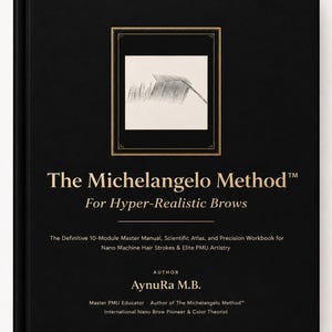 Puede incluir: Un libro de tapa dura negra titulado The Michelangelo Method For Hyper-Realistic Brows, con texto dorado y una ilustración central de una pluma. La portada incluye el nombre de la autora AynuRa M.B. y la certificación 2026-2027.