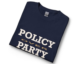 Koszulka z długim rękawem „Policy Over Party” | Koszulka unisex GroundedVote
