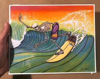 Stampa artistica di uno scheletro surfista: decorazione per surf sulle onde giganti del cimitero