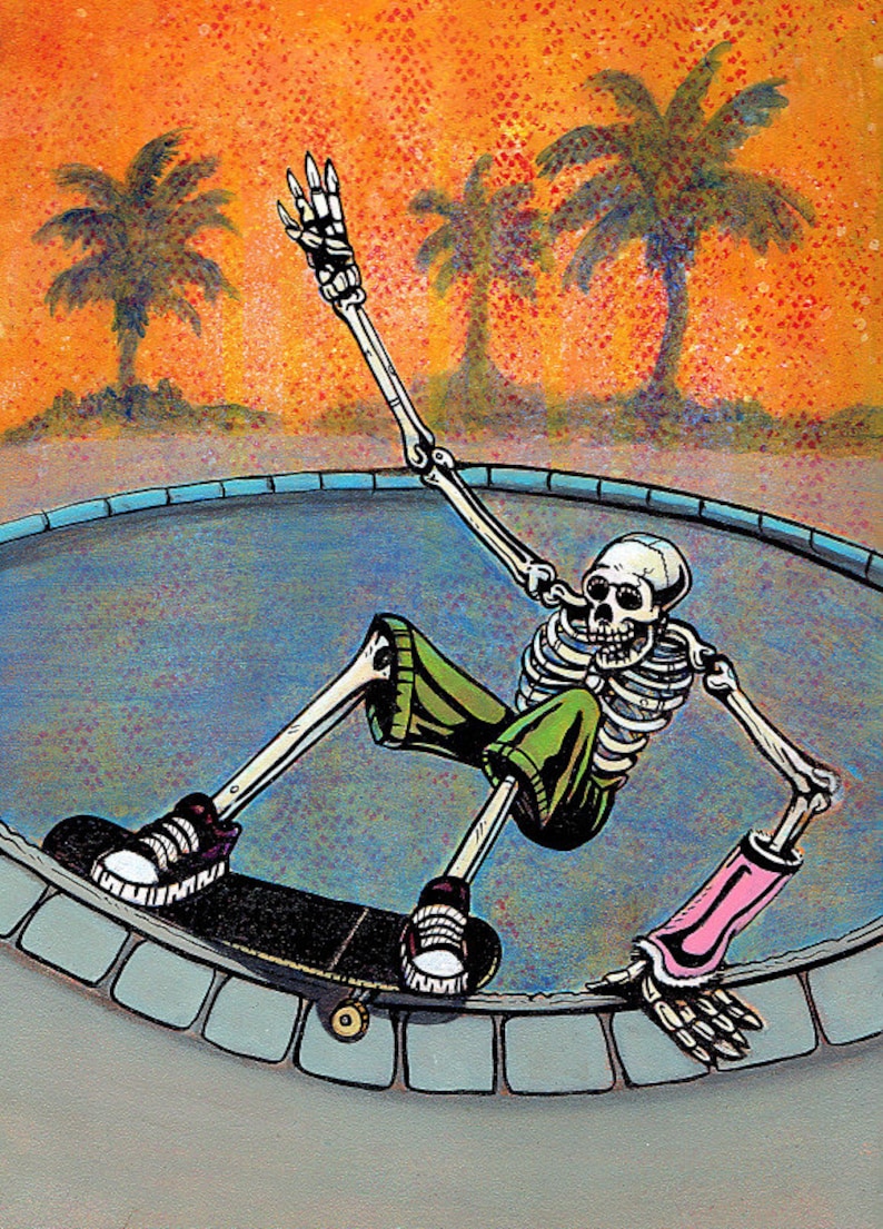 Pu&ograve; includere: Uno scheletro con un vestito verde e nero sta facendo skateboard in una piscina. Lo scheletro ha un gesso rosa al braccio destro e sta tenendo lo skateboard con la mano sinistra. La piscina &egrave; circondata da un bordo di piastrelle blu. Lo sfondo &egrave; un tramonto con palme.