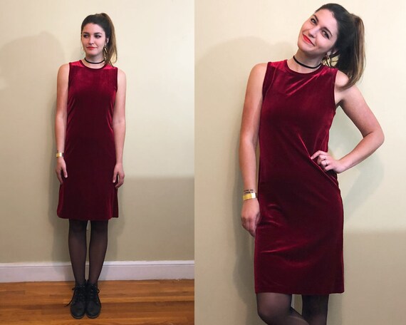 red velvet sleeveless dress