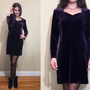 Vestido de coquetel de manga comprida com decote em coração de veludo roxo vintage dos anos 90 com ombreiras tamanho 6