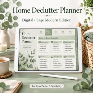 Peut inclure: Un planificateur numérique de désencombrement affiché sur une tablette, avec une palette de couleurs vert sauge et des illustrations de feuilles botaniques. L'interface comprend une liste de contrôle pièce par pièce pour le salon, la cuisine, la chambre et le bureau.