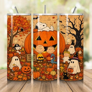 以下が含まれることがあります： ピーナッツのハロウィンデザインが施された円筒形のステンレス製タンブラー。オレンジと茶色の秋の風景の中に、スヌーピー、チャーリー・ブラウン、ライナスがカボチャや幽霊、木と共に描かれています。蓋と金属製のストローが付いています。
