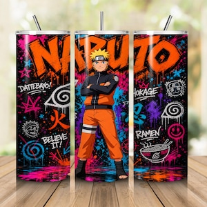 Könnte beinhalten: Ein zylindrischer Becher mit einer lebendigen Naruto-Anime-Grafik mit orangefarbenen, pinken und blauen Graffiti-Spritzern auf schwarzem Hintergrund. Das Design enthält den Text NARUTO, DATTEBAYO, BELIEVE IT, HOKAGE und RAMEN sowie Charakter-Symbole.