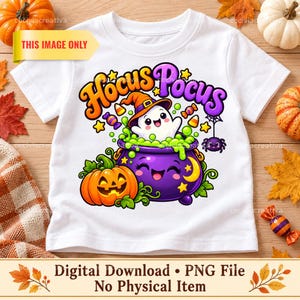 Puede incluir: Una camiseta blanca con un gráfico colorido de un caldero morado con cara sonriente, un fantasma con sombrero de bruja naranja, una calabaza, dulces y una araña. El texto Hocus Pocus está impreso en letras de color naranja y morado.