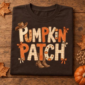 Könnte beinhalten: Ein dunkelbraunes T-Shirt mit dem Schriftzug PUMPKIN PATCH in einer Mischung aus orangefarbenen, weißen und beigen Vichy-Karomustern. Das Design enthält einen Cowboyhut, zwei Cowboystiefel, kleine orangefarbene Kürbisse und dekorative Schleifen.