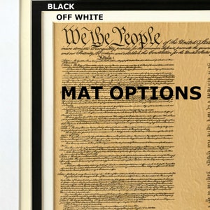 Puede incluir: Un documento enmarcado con el texto "We the People" de la Constituci&oacute;n de los Estados Unidos. El documento est&aacute; sobre un fondo crema con texto negro. El marco es negro con un passe-partout blanco.