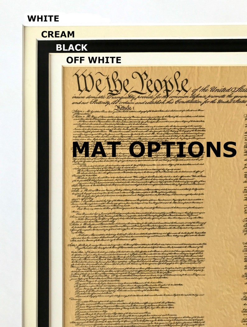 Puede incluir: Un documento enmarcado con el texto "We the People" de la Constituci&oacute;n de los Estados Unidos. El documento est&aacute; sobre un fondo crema con texto negro. El marco es negro con un passe-partout blanco.