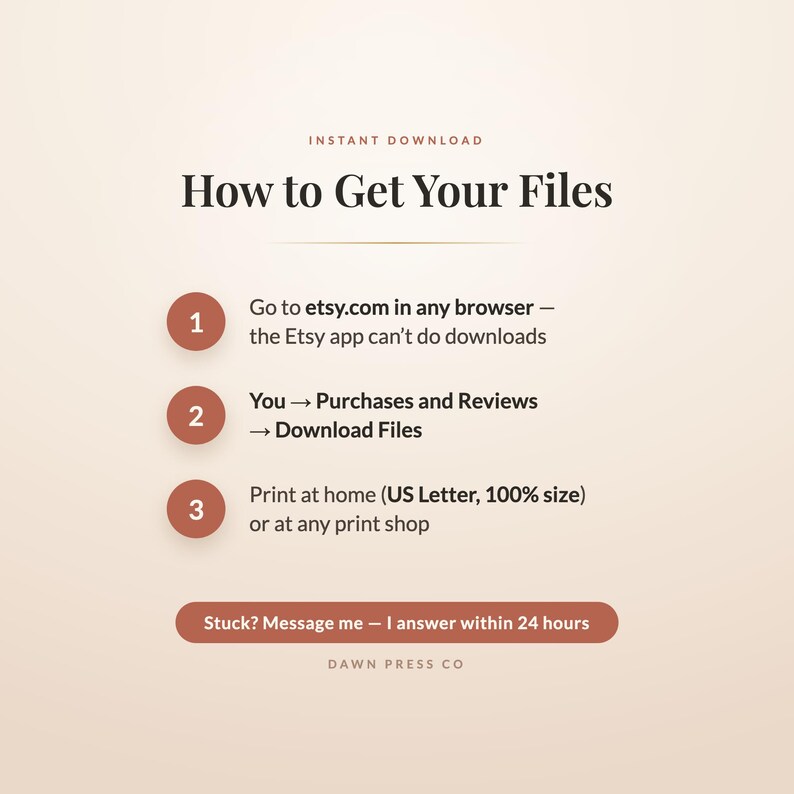 Może przedstawiać: Grafika instruktażowa zatytułowana How to Get Your Files z trzema ponumerowanymi krokami w terakotowych kołach. Wyjaśnia pobieranie z etsy.com, przechodzenie do zakup&oacute;w i opinii oraz drukowanie w domu lub w punkcie usługowym.