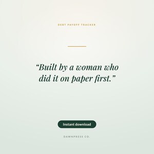 Może przedstawiać: Cyfrowy dokument do śledzenia spłaty zadłużenia z tekstem DEBT PAYOFF TRACKER na g&oacute;rze, poziomą linią i cytatem Built by a woman who did it on paper first. Poniżej znajduje się przycisk Instant download oraz tekst DAWNPRESS CO.