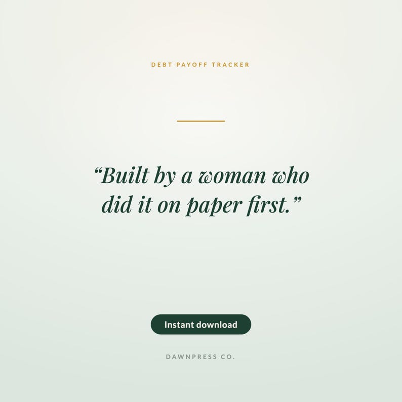 Może przedstawiać: Cyfrowy dokument do śledzenia spłaty zadłużenia z tekstem DEBT PAYOFF TRACKER na g&oacute;rze, poziomą linią i cytatem Built by a woman who did it on paper first. Poniżej znajduje się przycisk Instant download oraz tekst DAWNPRESS CO.