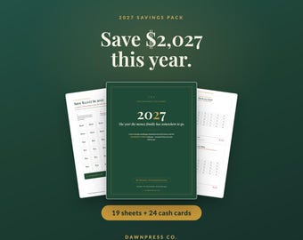 Może przedstawiać: Zestaw oszczędnościowy 2027 z ciemnozieloną okładką ze złotym napisem 2027 oraz The year the money finally has somewhere to go. Zestaw zawiera 19 arkuszy i 24 karty gotówkowe, z białymi stronami przedstawiającymi wykresy oszczędności i napis Save $2,027 this year.