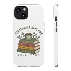 Könnte beinhalten: Eine weiße Smartphone-Hülle mit einer Grafik eines Stapels aus vier Büchern in Grün, Rot, Gelb und Dunkelgrün, gekrönt von einer grünen Tasse mit Herz und Dampf. Der Text EMOTIONAL SUPPORT BOOKSTACK ist in Schwarz um die Illustration gedruckt.