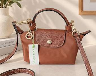 Longchamp Mini-Umhängetasche in Braun mit Schultergurt und Tragegriff für den täglichen Gebrauch.