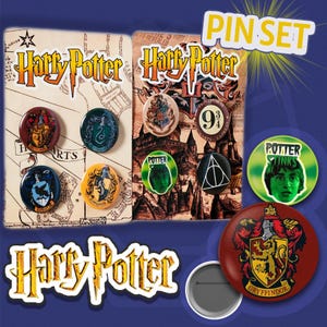 Puede incluir: Un conjunto de chapas de Harry Potter con los escudos de las casas Gryffindor, Slytherin, Ravenclaw y Hufflepuff, junto con diseños que muestran el símbolo de las Reliquias de la Muerte, el andén 9 3/4 y un gráfico de Potter Stinks.