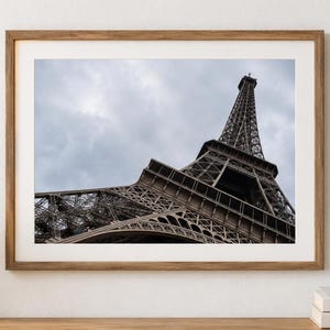 La Torre Eiffel en París erigiéndose contra un cielo nublado