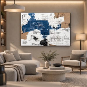 Könnte beinhalten: Ein rechteckiges Wandbild mit einer Collage aus architektonischen Bauplänen in Blau, Weiß und Beige. Das Design enthält technische Strichzeichnungen von Gebäudestrukturen, Grundrisse und Textelemente wie Architect Studio Est 1987.