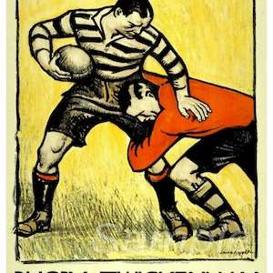 Peut inclure: Une affiche vintage intitulée RUGBY AT TWICKENHAM BY TRAM FROM HAMMERSMITH OR SHEPHERDS BUSH. Elle représente deux joueurs de rugby en plein plaquage, l'un en maillot rayé et l'autre en orange, sur un fond jaune avec des traits à l'encre noire.