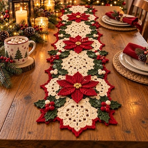 Peut inclure: Un long chemin de table en crochet rectangulaire présentant un motif répétitif de flocons de neige en dentelle crème, de fleurs de poinsettia rouge foncé à cœur doré, de feuilles de houx vert foncé et de grappes de petites baies blanches et rouges.