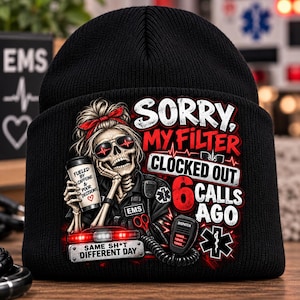 Könnte beinhalten: Eine schwarze Strickmütze mit einer Grafik eines Skeletts mit Sonnenbrille und rotem Stirnband, das einen Kaffeebecher hält. Der Text lautet: SORRY, MY FILTER CLOCKED OUT 6 CALLS AGO, FUELED BY CAFFEINE & POOR DECISIONS und SAME SH*T DIFFERENT DAY.