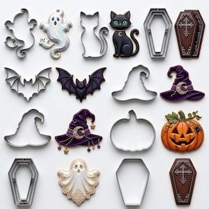 Puede incluir: Una colección de cortadores de galletas de metal y sus galletas decoradas a juego con temas de Halloween, incluyendo un fantasma, un gato negro, un ataúd, un murciélago, un sombrero de bruja y una calabaza con una araña.