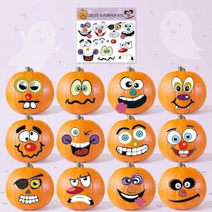 Peut inclure: Un kit de décoration de citrouille Create-A-Pumpkin comprenant une feuille d'autocollants avec des yeux, des nez et des bouches, présenté au-dessus de douze citrouilles orange ornées de visages de dessins animés variés et amusants.