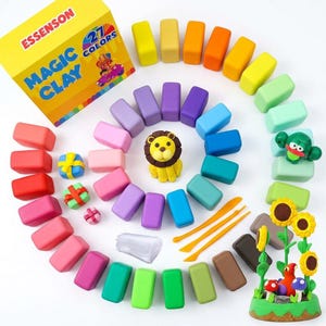 Peut inclure: Un ensemble de 27 blocs rectangulaires de pâte à modeler colorée, une boîte jaune marquée ESSENSON MAGIC CLAY, trois outils de sculpture en plastique jaune, un petit sac en plastique transparent et des figurines en pâte incluant un lion, une grenouille et des tournesols.