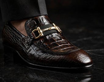 Braune Loafer aus Leder mit Krokodilprägung, handgefertigte Luxus-Slipper für Herren.
