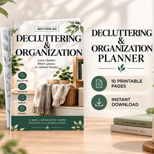 Puede incluir: Un planificador de organización y limpieza con una cubierta blanca que presenta ilustraciones de hojas verdes, el texto "DECLUTTERING & ORGANIZATION", "SECTION 04", "Less clutter. More space. A calmer home." y "A WELL-ORGANIZED HOME CREATES A CLEARER MIND."