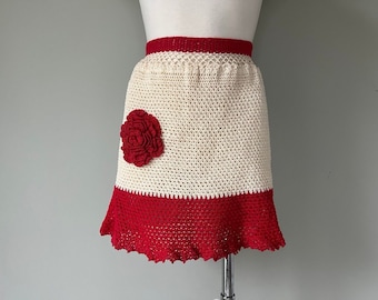 1960s Vintage Handmade Crochet Embroidered Womens Christmas Rose Kitchen Apron