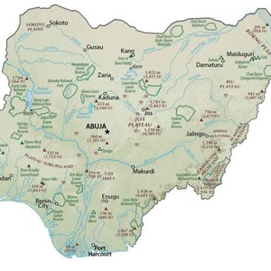 Peut inclure: Une carte physique détaillée du Nigeria présentant des villes majeures comme Abuja, Lagos et Kano, ainsi que des points de repère géographiques, des rivières, des parcs nationaux et des altitudes indiquées en mètres et en pieds.