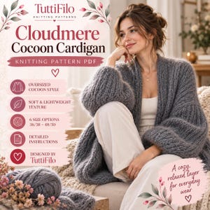 Könnte beinhalten: Eine digitale Strickanleitung als PDF für den Cloudmere Cocoon Cardigan von TuttiFilo. Das Dokument enthält Text, Symbole und ein Foto einer Person, die eine dunkelgraue, übergroße Strickjacke mit grobem Strickmuster und weiter Passform trägt.