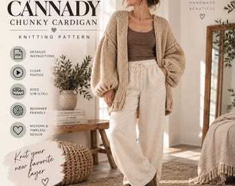 以下が含まれることがあります： The Cannady Chunky Cardiganの編み図。ベージュのオープンフロントカーディガン、バルーンスリーブ、ブラウンのタンクトップ、ホワイトのドローストリングパンツが特徴。テキストには手順とS/MおよびL/XLのサイズが含まれています。