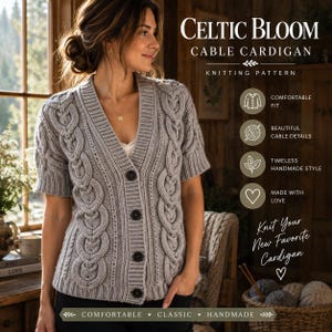 Puede incluir: Un cárdigan de punto trenzado gris claro de manga corta con cuello en V y cuatro botones oscuros. El texto dice: Celtic Bloom Cable Cardigan Knitting Pattern, Comfortable Fit, Beautiful Cable Details, Timeless Handmade Style, Made With Love.