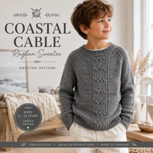 Könnte beinhalten: Ein grauer gestrickter Raglanpullover mit zentralem Zopfmuster sowie geripptem Halsausschnitt und Bündchen. Der Text lautet COASTAL CABLE Raglan Sweater KNITTING PATTERN, SIZES 2-12 YEARS UNISEX DESIGN, TIMELESS STYLE, DETAILED INSTRUCTIONS, MADE TO TREASURE.