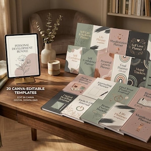 Op de afbeelding: Een digitale tablet op een standaard toont de tekst Personal Development Bundle met een bloemafbeelding. Daarnaast liggen 20 bewerkbare Canva-sjablonen, waaronder planners en dagboeken zoals Self Love Planner en Reading Planner.