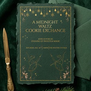 Könnte beinhalten: Eine dunkelgrüne rechteckige Einladung mit Büttenrand und goldener Schrift mit dem Text A MIDNIGHT WALTZ COOKIE EXCHANGE, JOIN US FOR AN EVENING OF SWEETS & MAGIC, SATURDAY, DEC. 16TH, 7:00PM, THE WINTER COTTAGE, sowie zwei Ballettänzer.