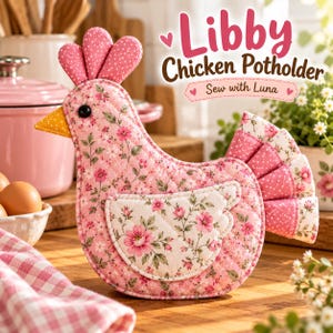 Könnte beinhalten: Ein gesteppter Topflappen in Hühnerform mit rosa Blumenmuster, gelbem Schnabel und rosa gepunktetem Kamm. Der Text Libby Chicken Potholder und Sew with Luna ist über dem Gegenstand zu sehen, der für den Küchengebrauch bestimmt ist.