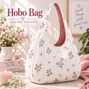 Peut inclure: Un sac hobo blanc orné d'un petit motif floral rose avec une doublure intérieure rose unie. Le sac présente une bandoulière unique et une silhouette incurvée. Le texte sur l'image indique : Hobo Bag Sewing Pattern, Do Small Things With Great Love.